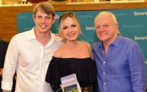 Com o marido, Eliana prestigiou o lançamento do livro do sogro, Flávio Ricco (Foto: Reprodução / Instagram) Com o marido, Eliana prestigiou o lançamento do livro do sogro, Flávio Ricco (Foto: Reprodução / Instagram)