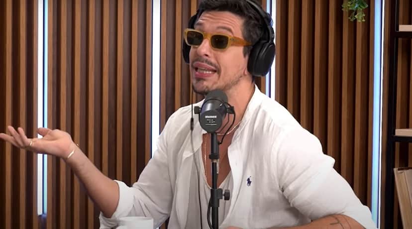 João Vicente de Castro domina entrevista com toda sua desenvoltura e carisma ímpar ao confrontar Gio Ewbank João Vicente de Castro domina entrevista com toda sua desenvoltura e carisma ímpar ao confrontar Gio Ewbank