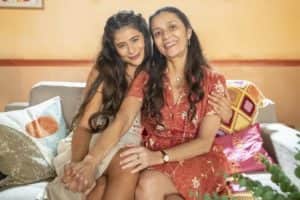 Luto em Mar do Sertão - Mãe de Candoca (Isadora Cruz) morre devendo agiota e deixa a filha na pior situação (Foto: Reprodução / Globo) Luto em Mar do Sertão - Mãe de Candoca (Isadora Cruz) morre devendo agiota e deixa a filha na pior situação (Foto: Reprodução / Globo)
