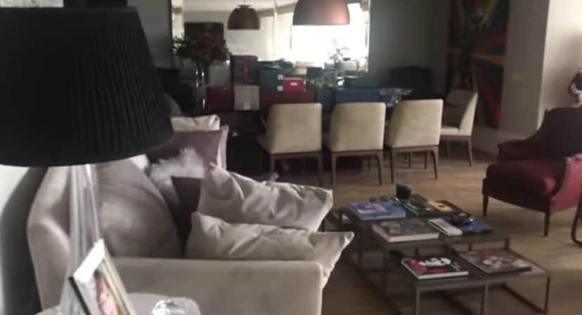 O coração da casa de Ticiane Pinheiro: sala com dois ambientes (Reprodução/ YouTube) O coração da casa de Ticiane Pinheiro: sala com dois ambientes (Reprodução/ YouTube)
