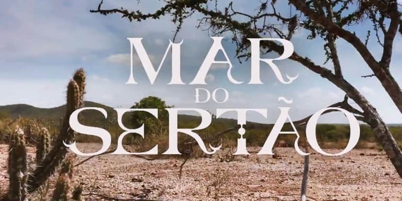 logo de mar do sertão escrito em branco com o fundo um céu azul com nuvens brancas, colunas verdes, terra marrom e árvore preta logo de mar do sertão escrito em branco com o fundo um céu azul com nuvens brancas, colunas verdes, terra marrom e árvore preta