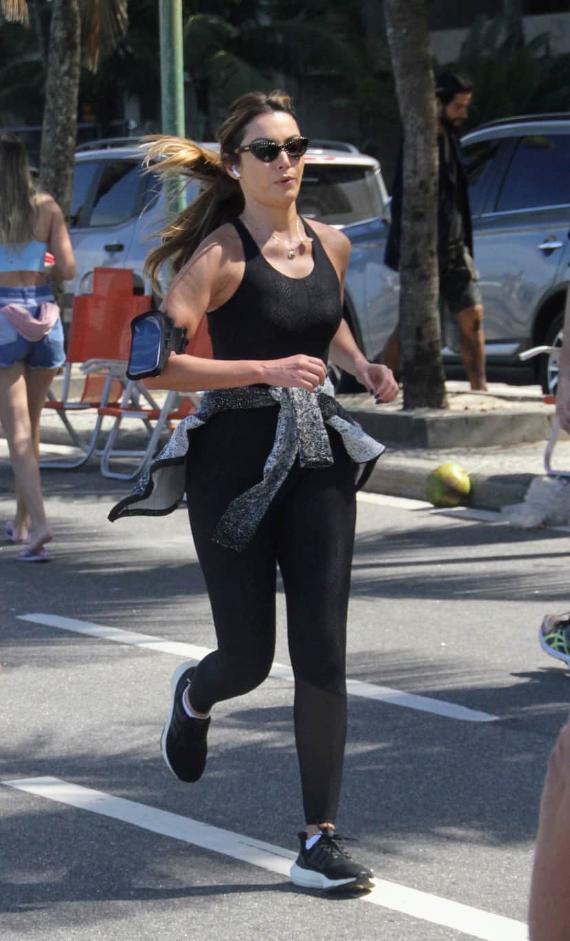 Aproveitando a folga no domingo, Patrícia Poeta é flagrada praticando exercícios no Rio de Janeiro - Reprodução Aproveitando a folga no domingo, Patrícia Poeta é flagrada praticando exercícios no Rio de Janeiro - Reprodução