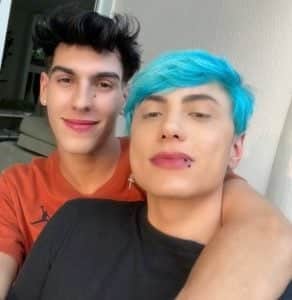 Casados, Artur Moreno e Radamés Keller comandam um dos maiores perfis de fofoca do Instagram (Foto: Reprodução / Instagram) Casados, Artur Moreno e Radamés Keller comandam um dos maiores perfis de fofoca do Instagram (Foto: Reprodução / Instagram)