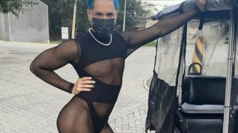 Rainer Cadete encarnando Visky e expondo modelito para cena nos Estúdios Globo Rainer Cadete encarnando Visky e expondo modelito para cena nos Estúdios Globo