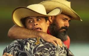 Zaquieu (Silvero Pereira) teve uma primeira estadia traumática em Pantanal, porém em sua volta se apaixonará por Alcides (Juliano Cazarré) (Foto: Reprodução / Globo) Zaquieu (Silvero Pereira) teve uma primeira estadia traumática em Pantanal, porém em sua volta se apaixonará por Alcides (Juliano Cazarré) (Foto: Reprodução / Globo)