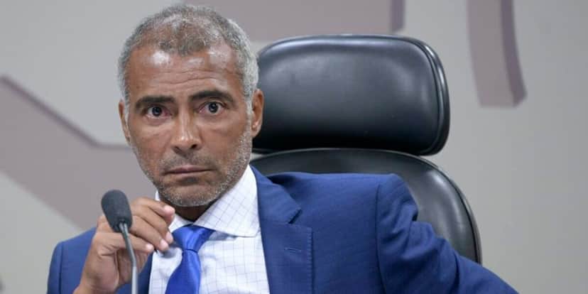 Romário tem relação com três mulheres ao mesmo tempo (Foto: Reprodução) Romário tem relação com três mulheres ao mesmo tempo (Foto: Reprodução)