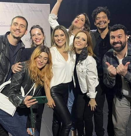 Sandy com famosos no camarim (Foto: Reprodução) Sandy com famosos no camarim (Foto: Reprodução)