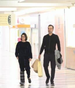 O apresentador do BBB ao lado de sua esposa no shopping (Adão - AGNews) O apresentador do BBB ao lado de sua esposa no shopping (Adão - AGNews)