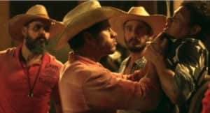 Em Pantanal, Tadeu (José Loreto) teve que ser contido por Tibério (Guito) após causar briga (Foto: Reprodução / Globo) Em Pantanal, Tadeu (José Loreto) teve que ser contido por Tibério (Guito) após causar briga (Foto: Reprodução / Globo)