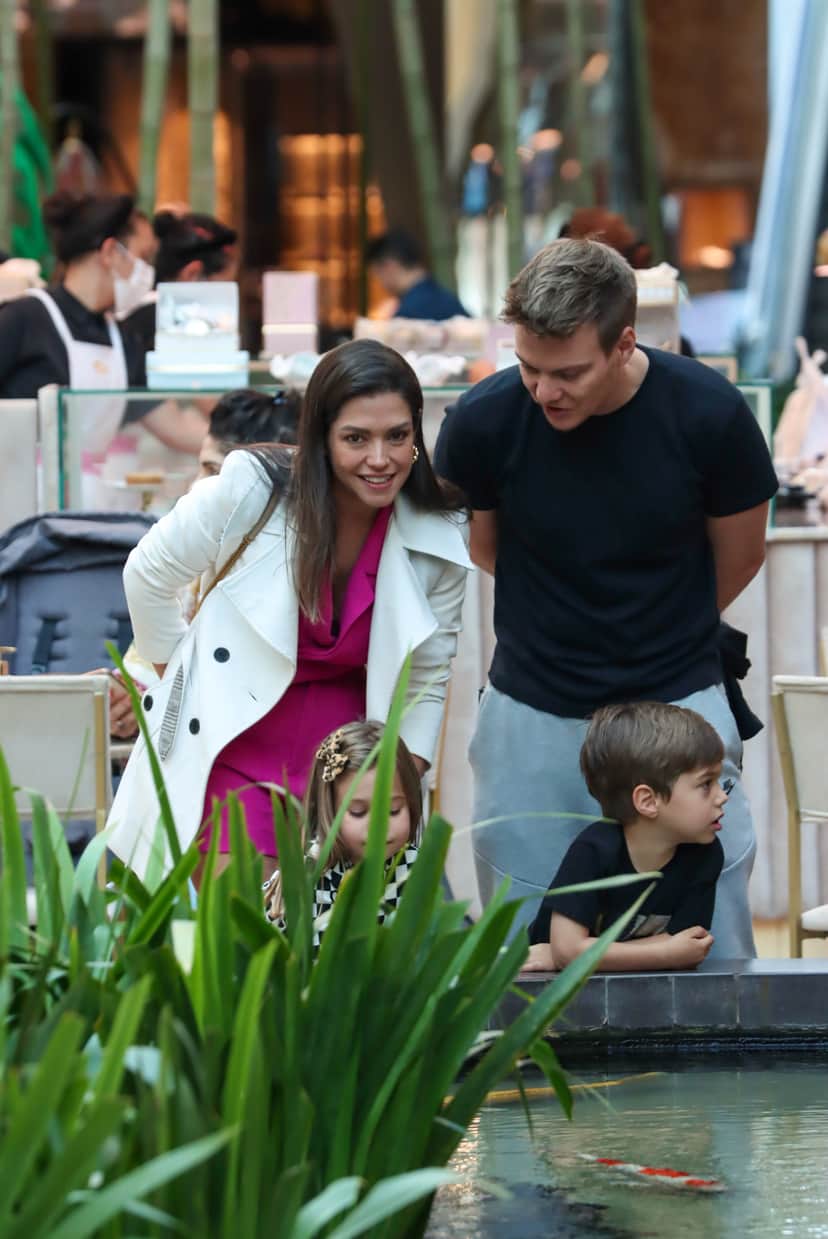 Thais Fersoza em passeio com Michel Teló e os filhos (Imagem: Reprodução) Thais Fersoza em passeio com Michel Teló e os filhos (Imagem: Reprodução)
