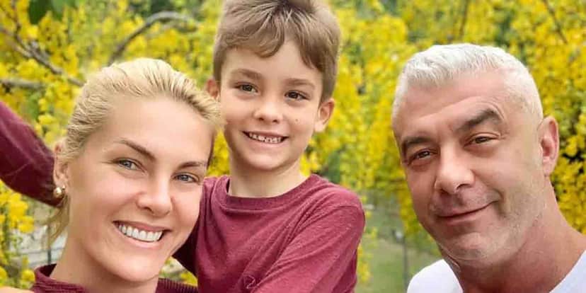 Ana Hickmann ao lado do marido e do filho, Alexandre (Foto: Divulgação) Ana Hickmann ao lado do marido e do filho, Alexandre (Foto: Divulgação)