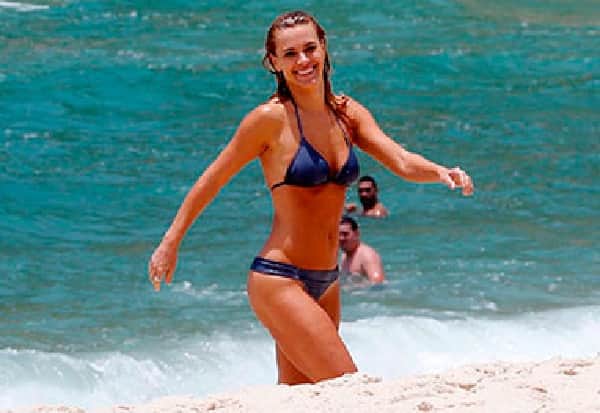 Atriz flagrada na praia (Foto: Divulgação) Atriz flagrada na praia (Foto: Divulgação)