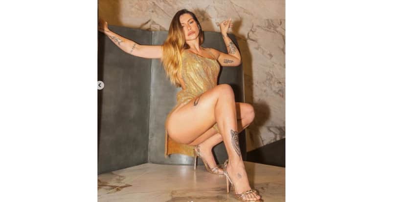Cleo sensual em vestido dourado Cleo sensual em vestido dourado