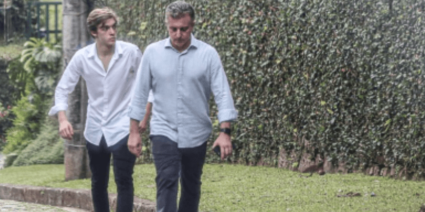 Em rara aparição, filho de Angélica e Huck é clicado na rua e chama atenção pela altura e beleza Em rara aparição, filho de Angélica e Huck é clicado na rua e chama atenção pela altura e beleza