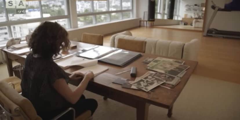 Atriz global, Débora Bloch exibe detalhes de seu apartamento e bom gosto impressiona - Foto: Reprodução Youtube Atriz global, Débora Bloch exibe detalhes de seu apartamento e bom gosto impressiona - Foto: Reprodução Youtube