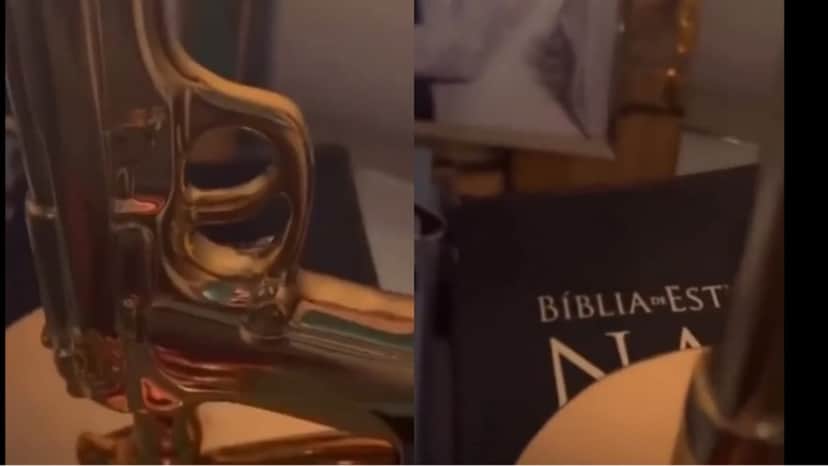 Abajur de arma de Claudia Leitte em cima da Bíblia gera polêmica na internet Abajur de arma de Claudia Leitte em cima da Bíblia gera polêmica na internet