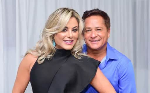 Poliana Rocha é interrompida pelo esposo, Leonardo, ao tentar gravar um vídeo desejando bom dia aos seguidores - Reprodução Poliana Rocha é interrompida pelo esposo, Leonardo, ao tentar gravar um vídeo desejando bom dia aos seguidores - Reprodução