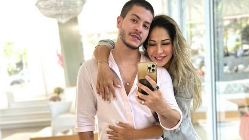 O casal Arthur Aguiar e Maíra Cardi em sua mansão O casal Arthur Aguiar e Maíra Cardi em sua mansão