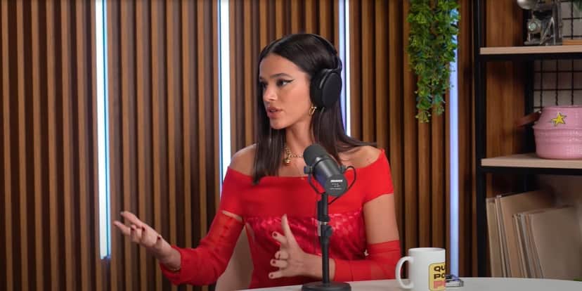 A atriz Bruna Marquezine no podcast 'Quem Pode, Pod' de Gio Ewbank e Fe Paes Leme A atriz Bruna Marquezine no podcast 'Quem Pode, Pod' de Gio Ewbank e Fe Paes Leme