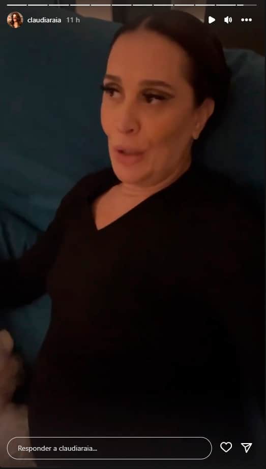 Grávida os 55 anos, a atriz Claudia Raia posa nas redes sociais em momento de descanso e deixa aparecer a barriguinha - Foto: Reprodução Instagram