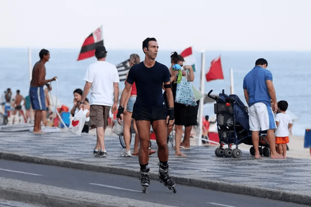 César Tralli anda de patins em Leblon (Foto: Reprodução) César Tralli anda de patins em Leblon (Foto: Reprodução)