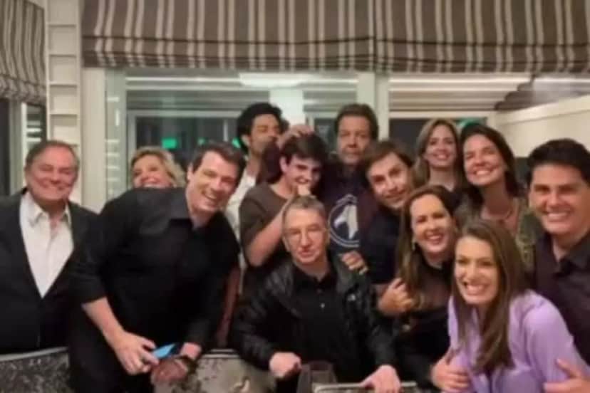 Faustão, Ronnie Von e outros famosos se reúnem em jantar (Foto: Reprodução) Faustão, Ronnie Von e outros famosos se reúnem em jantar (Foto: Reprodução)