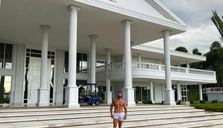 Gusttavo Lima em sua mansão (Foto: Reprodução) Gusttavo Lima em sua mansão (Foto: Reprodução)