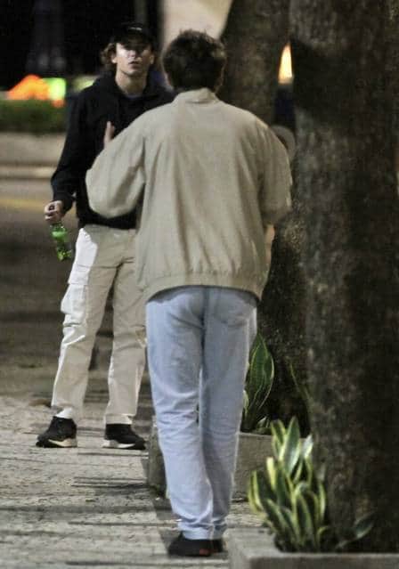 Jesuíta Barbosa briga com o namorado na rua (Foto: EXTRA) Jesuíta Barbosa briga com o namorado na rua (Foto: EXTRA)