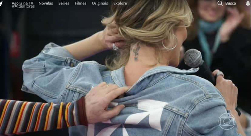 No Altas Horas, Lívia Andrade mostrou tatuagem sigilosa (Foto: Reprodução) No Altas Horas, Lívia Andrade mostrou tatuagem sigilosa (Foto: Reprodução)