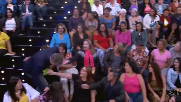Luciano Huck se desequilibrou e quase caiu no Domingão (Foto: Reprodução) Luciano Huck se desequilibrou e quase caiu no Domingão (Foto: Reprodução)