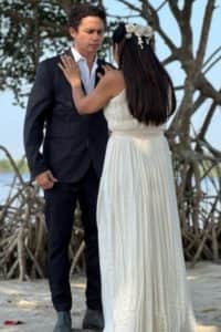Silvero Pereira e Dira Paes, vestida de noiva para a cena do casamento de sua personagem (Foto: Reprodução / Globo / Instagram) Silvero Pereira e Dira Paes, vestida de noiva para a cena do casamento de sua personagem (Foto: Reprodução / Globo / Instagram)