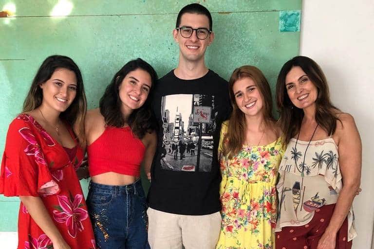 Fátima Bernardes, os três filhos e a nora, namorada de Vinicius Bonemer (Foto: Reprodução) Fátima Bernardes, os três filhos e a nora, namorada de Vinicius Bonemer (Foto: Reprodução)