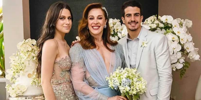 Claudia Raia no dia do seu casamento, em São Paulo, ao lado dos filhos (Foto Reprodução/Quem) Claudia Raia no dia do seu casamento, em São Paulo, ao lado dos filhos (Foto Reprodução/Quem)