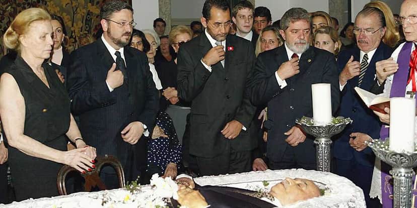 Velório de Roberto Marinho reuniu muita gente importante na época, inclusive alguns desafetos declarados da Globo como o Lula e Brizola (Foto Reprodução/Facebook) Velório de Roberto Marinho reuniu muita gente importante na época, inclusive alguns desafetos declarados da Globo como o Lula e Brizola (Foto Reprodução/Facebook)