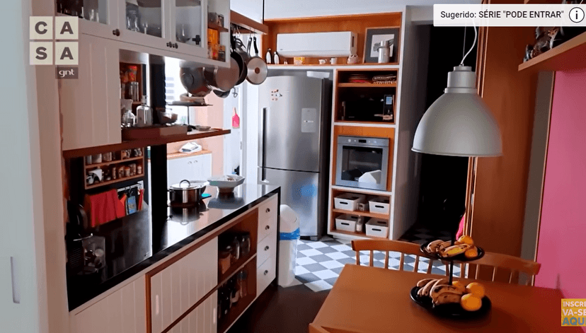 Em um apartamento comum, a cozinha, área de serviço e sala de jantar seria uma coisa só, no da atriz foi pensado para que parecessem áreas distintas (Foto Reprodução Youtube) Em um apartamento comum, a cozinha, área de serviço e sala de jantar seria uma coisa só, no da atriz foi pensado para que parecessem áreas distintas (Foto Reprodução Youtube)