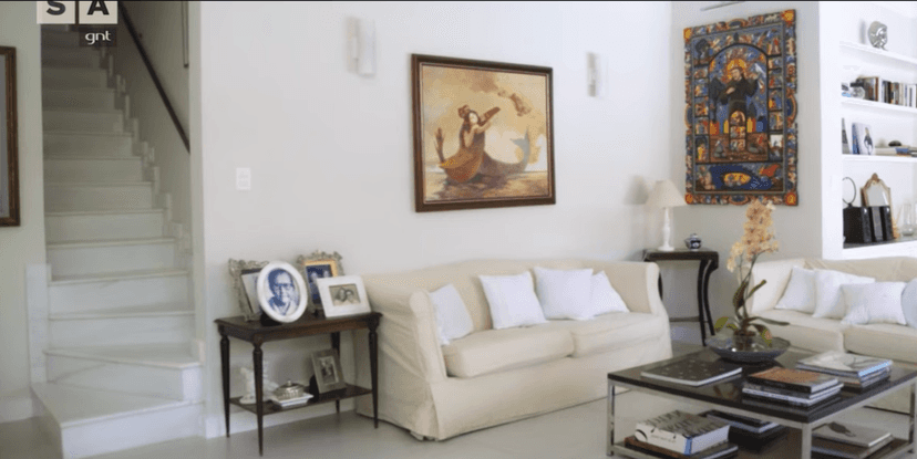 O cantinho do Afeto. como Arlete Salles mencionou, é recheado de livros, fotos antigas e objetos de decorações especiais (Foto Reprodução/Youtube) O cantinho do Afeto. como Arlete Salles mencionou, é recheado de livros, fotos antigas e objetos de decorações especiais (Foto Reprodução/Youtube)