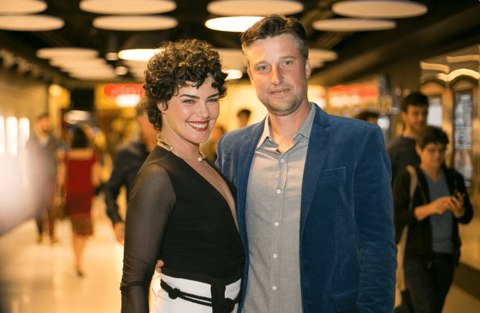Longe das telinhas, Ana Paula Arósio vive vida recatada ao lado do marido, que, aliás, tem beleza de cair o queixo - Foto Reprodução Longe das telinhas, Ana Paula Arósio vive vida recatada ao lado do marido, que, aliás, tem beleza de cair o queixo - Foto Reprodução
