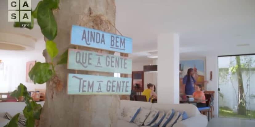 Manoel Soares mora em mansão no meio de ilha com quadra, obras de artes e sala gigante com árvore no meio Manoel Soares mora em mansão no meio de ilha com quadra, obras de artes e sala gigante com árvore no meio