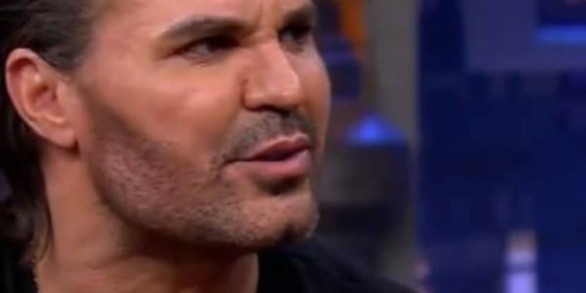 Cantor sertanejo sofreu queda de avião, teve rosto desfigurado e aparência até hoje é motivo de falatório Cantor sertanejo sofreu queda de avião, teve rosto desfigurado e aparência até hoje é motivo de falatório