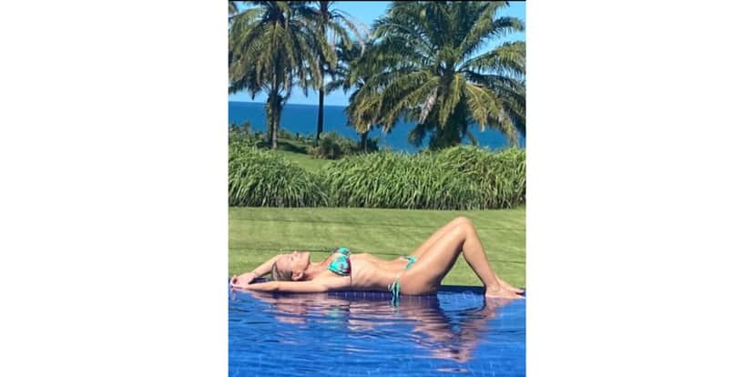 Eliana exibe boa forma de biquíni Eliana exibe boa forma de biquíni