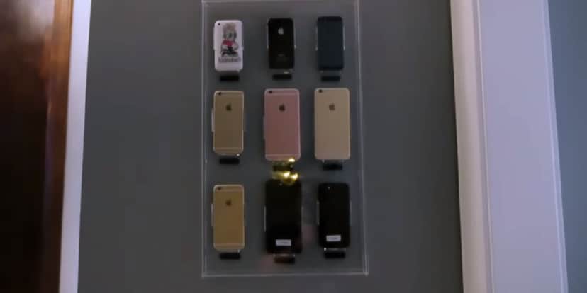 Curiosa coleção de celulares de Luciana Gimenez (Reprodução - Casa Vogue) Curiosa coleção de celulares de Luciana Gimenez (Reprodução - Casa Vogue)