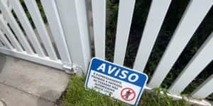 Placa na casa do apresentador, impedindo as pessoas de entrarem (reprodução)