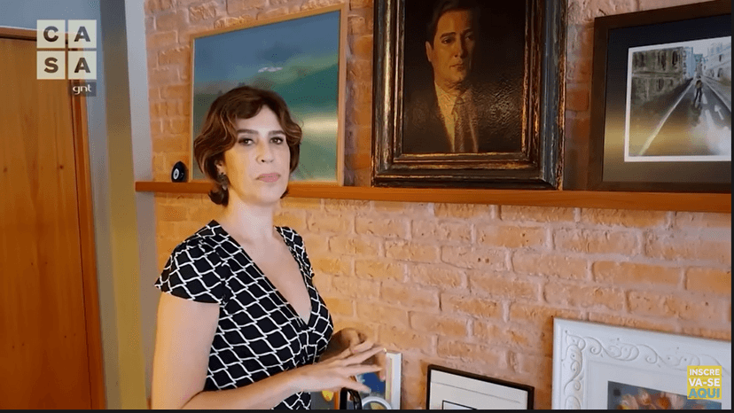 Maria Clara mostra o quadro que o pintor Portinari fez para o seu tio, os dois eram amigos próximos (Foto Reprodução) Maria Clara mostra o quadro que o pintor Portinari fez para o seu tio, os dois eram amigos próximos (Foto Reprodução)