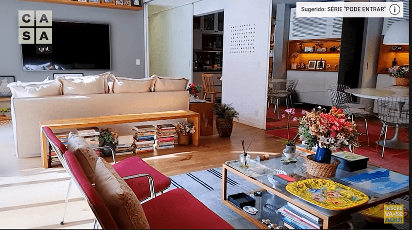 Vista da sala, apesar de ser um apartamento, a composição do apartamento dá efeito de amplitude no ambiente (Foto Reprodução/Youtube) Vista da sala, apesar de ser um apartamento, a composição do apartamento dá efeito de amplitude no ambiente (Foto Reprodução/Youtube)