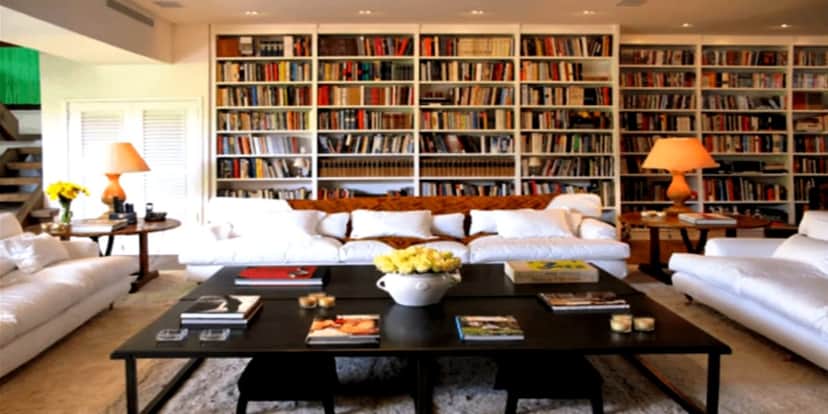 Biblioteca enorme do apartamento de Malu Mader (Reprodução: Youtube) Biblioteca enorme do apartamento de Malu Mader (Reprodução: Youtube)