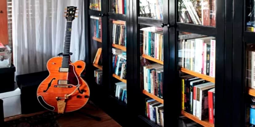 Livros e violão da artista que guarda em seu quarto (Reprodução: Youtube) Livros e violão da artista que guarda em seu quarto (Reprodução: Youtube)