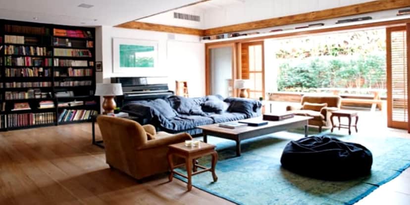 Sala enorme com vista para o verde, que rodeia a casa (Reprodução: Youtube) Sala enorme com vista para o verde, que rodeia a casa (Reprodução: Youtube)