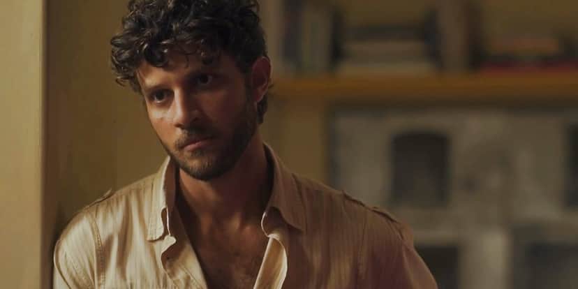Chay Suede vive Ari na novela Travessia da Globo (Foto: Reprodução/Globo) Chay Suede vive Ari na novela Travessia da Globo (Foto: Reprodução/Globo)