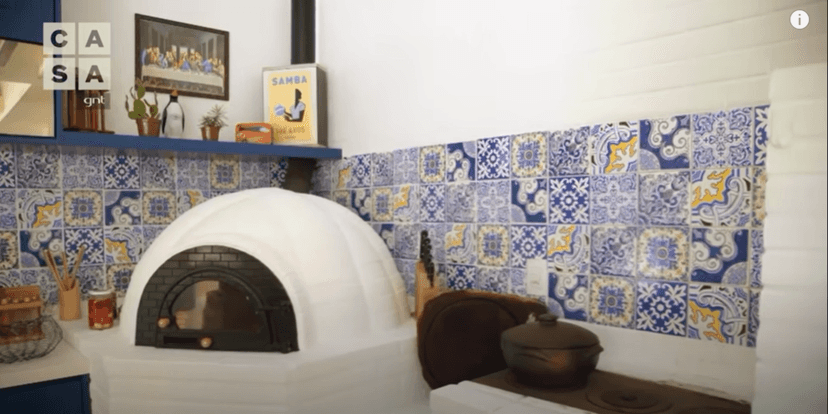O forno a lenha fica em uma parte muito bem decorada com azulejos no estilo português dando todo um charme ao local (Foto Reprodução/Youtube) O forno a lenha fica em uma parte muito bem decorada com azulejos no estilo português dando todo um charme ao local (Foto Reprodução/Youtube)