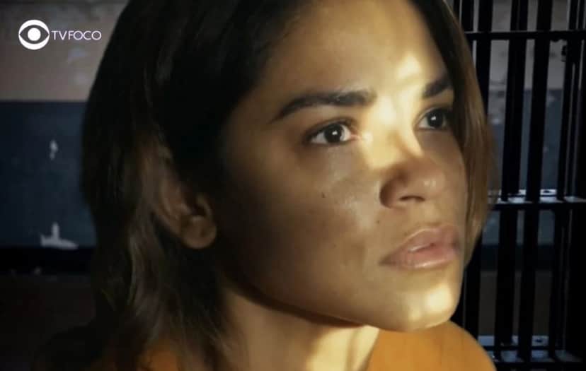 Travessia - Brisa (Lucy Alves) cai em desgraça e enfrenta pesadelo pior que a prisão na novela escrita por Gloria Perez (Foto: Reprodução / Globo / Montagem TV Foco) Travessia - Brisa (Lucy Alves) cai em desgraça e enfrenta pesadelo pior que a prisão na novela escrita por Gloria Perez (Foto: Reprodução / Globo / Montagem TV Foco)